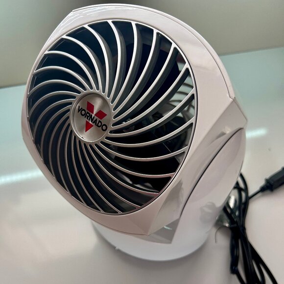 VORNADO 100898 Fan Flippi V10 Air Circulator Portable 3 Speeds **USED** - Picture 2 of 9